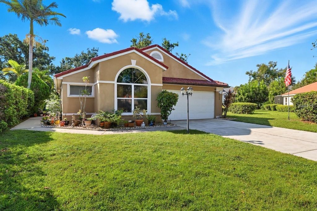 Photo of 5508 Gardens Drive, Sarasota, FL 34243 (MLS # A4676433)