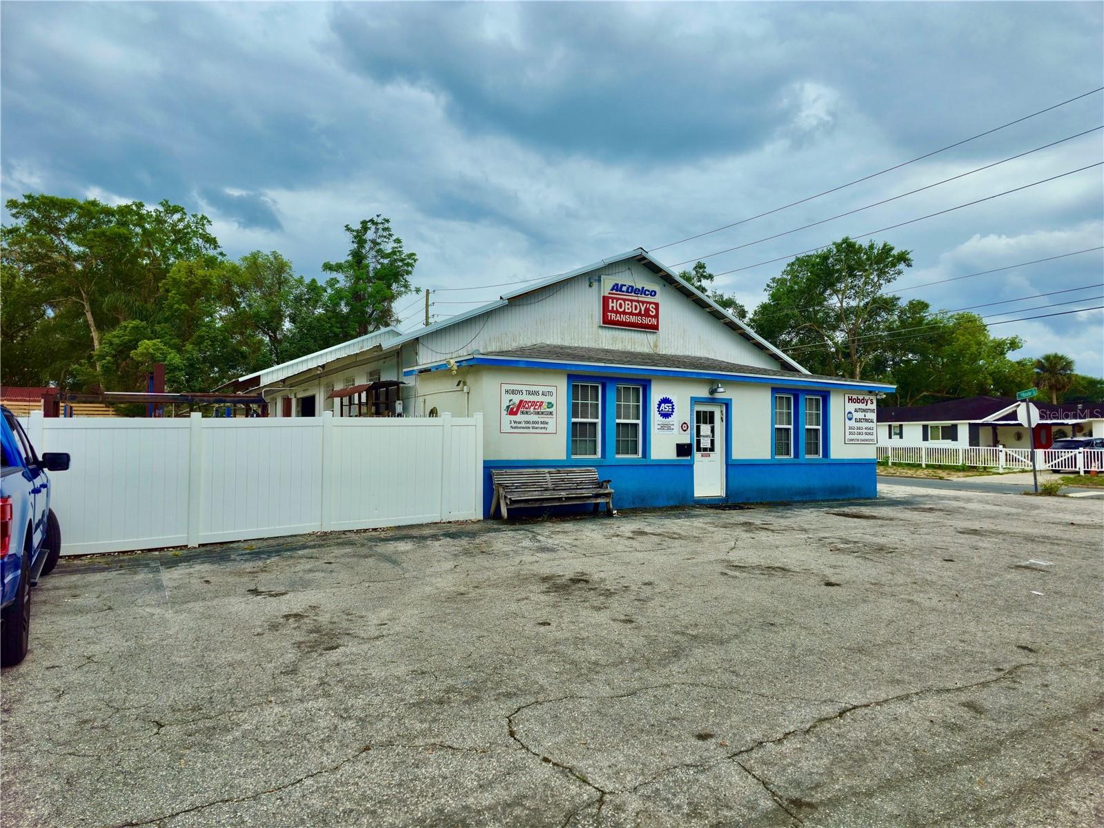Established Auto Repair & Body Shop – 75 Years in Business
Ideal for owner-operators looking to hit the ground running in a high-visibility, proven location.
Turnkey 3,240 SF auto facility, fully equipped and ready for immediate operation.
Seven vehicle lifts (4 covered, 3 outdoor)
Efficient front-to-back drive-through layout
Fully fenced and gated for security
Generous on-site parking
Prime Mount Dora location just off Hwy 441 & 46
