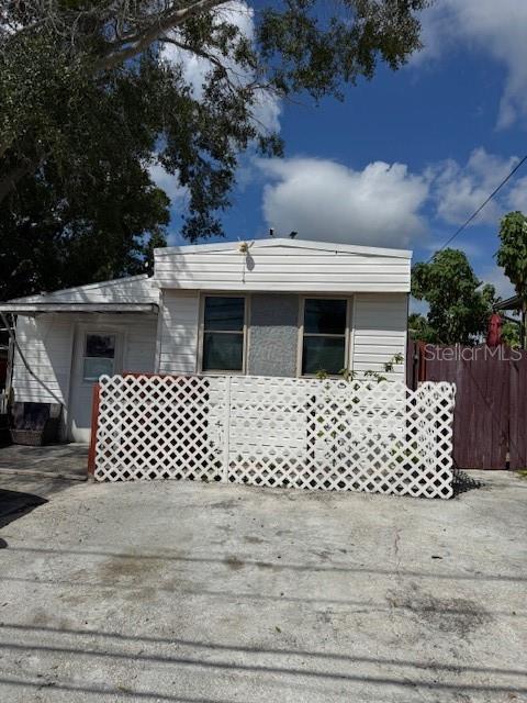 Fantastic location! Minutes from supermarkets, shops, restaurants, main avenues, and the International Airport. Great opportunity to collect rent, to Investment. This property doesn't pay HOA or Association fees. It has six small units, each with one bedroom, one bathroom, and a small kitchen (efficiencies). Total Rent monthly $6,000.Seller is willing to negotiate. Don't miss this opportunity.