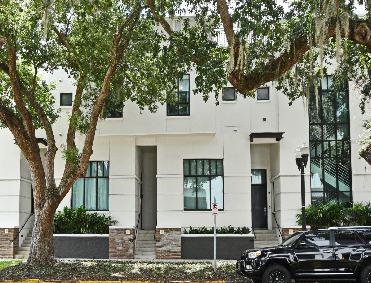 Here’s your chance to get into Downtown Orlando. This Osceola Brownstone townhome is ready for a new owner to bring it back to life. Spread across three floors with a rooftop deck offering views of the city skyline, this unit offers serious upside for the right buyer. Inside, the layout features a main living floor with a kitchen, breakfast nook, and open living area with a balcony. Upstairs, the primary suite includes a double sink and walk-in shower, along with a second bedroom and bath. A spiral staircase leads to the rooftop deck with views of downtown, ready to be reimagined into an urban retreat. This is the easiest way to break into prime downtown living with a solid footprint and unbeatable location. Just blocks from the Dr. Phillips Performing Arts Center, Amway Center, Lake Eola, and all the dining and Thornton Park nightlife. Quick access to I-4 and the 408.
The unit is priced to sell and is being sold as-is. Tremendous potential for sweat equity or a smart investment.