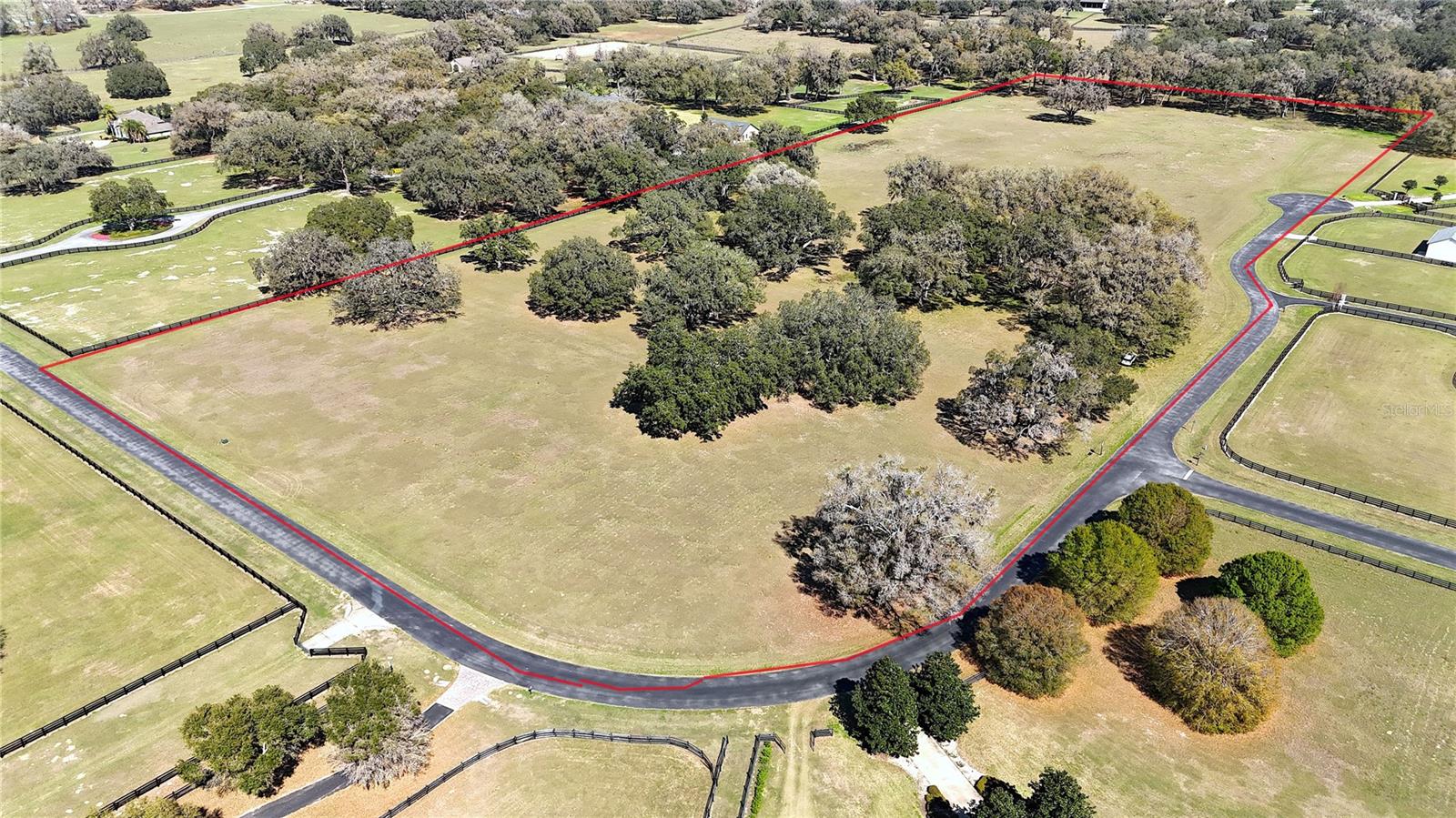 EQUINE ESTATE - Land