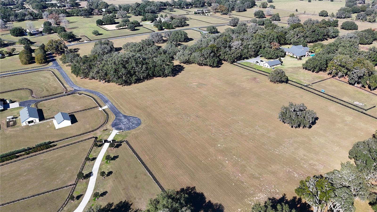 EQUINE ESTATE - Land