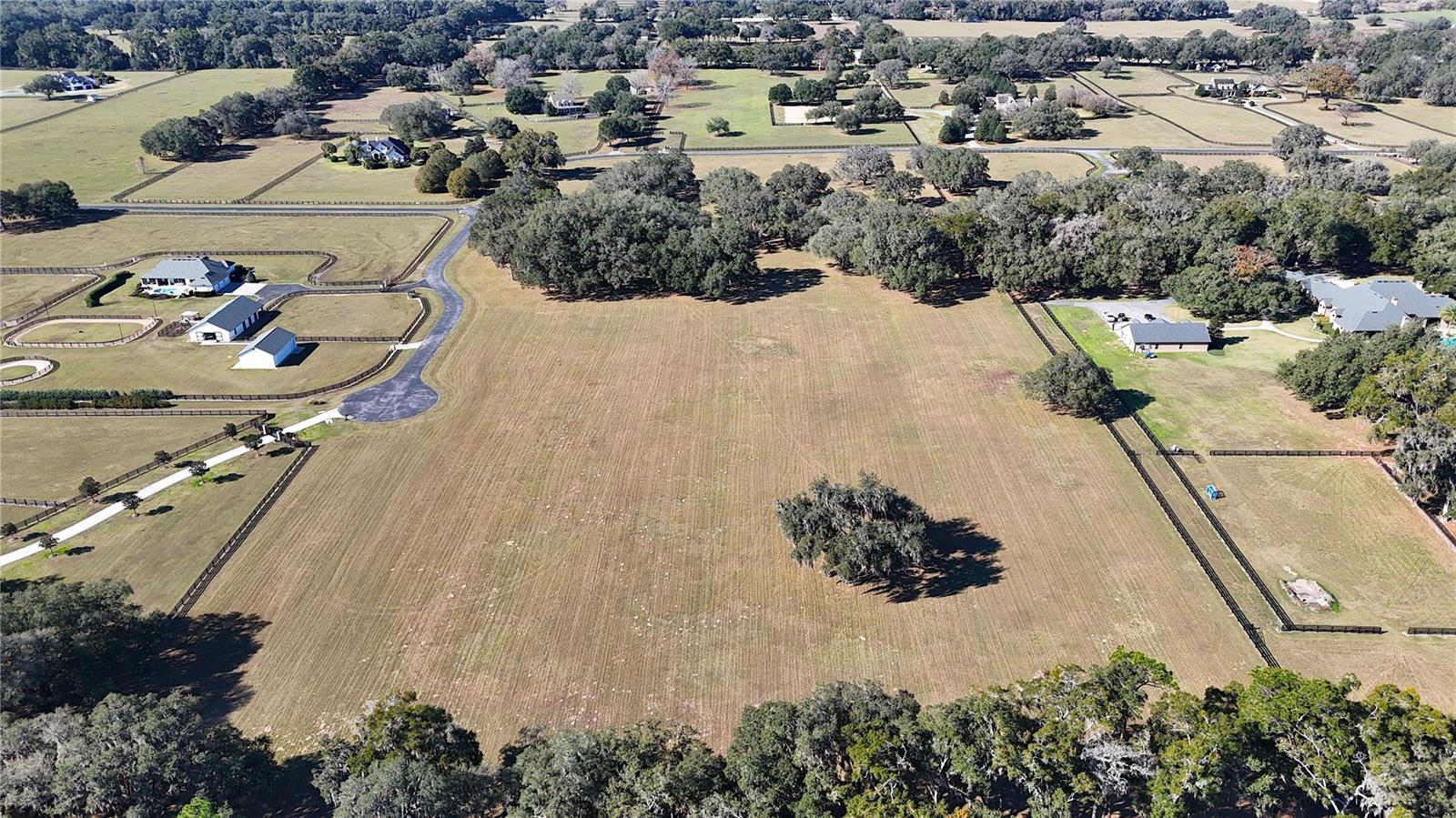 EQUINE ESTATE - Land