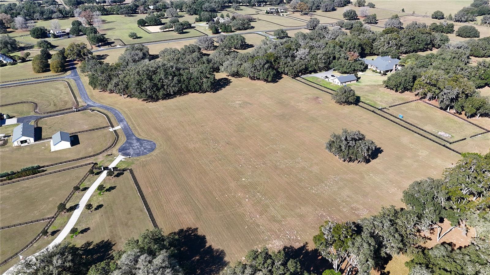 EQUINE ESTATE - Land