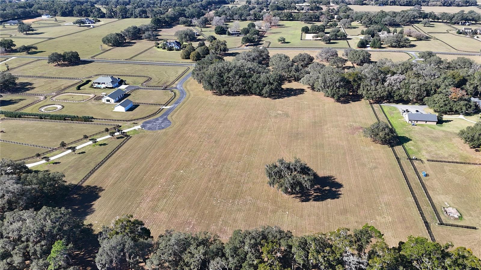 EQUINE ESTATE - Land