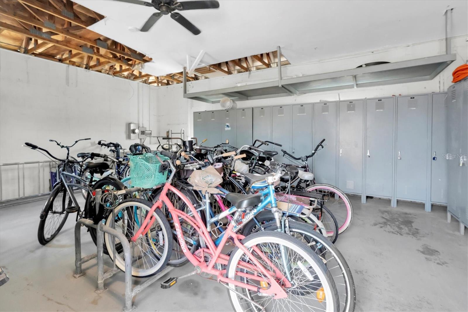 THREE PALMS POINTE CONDO - Residential