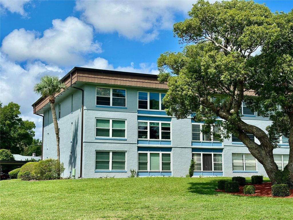 Photo of 333 Lake Howard Drive NW #304B, Winter Haven, FL 33880 (MLS # L4961973)
