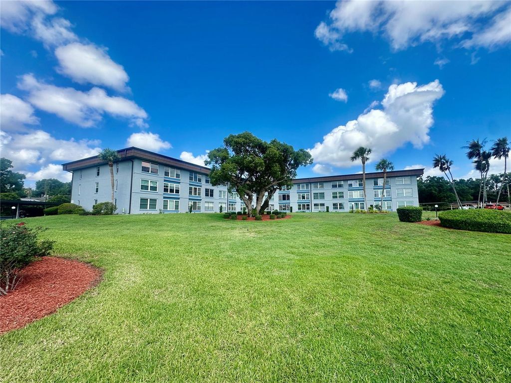 Photo of 333 Lake Howard Drive NW #304B, Winter Haven, FL 33880 (MLS # L4961973)