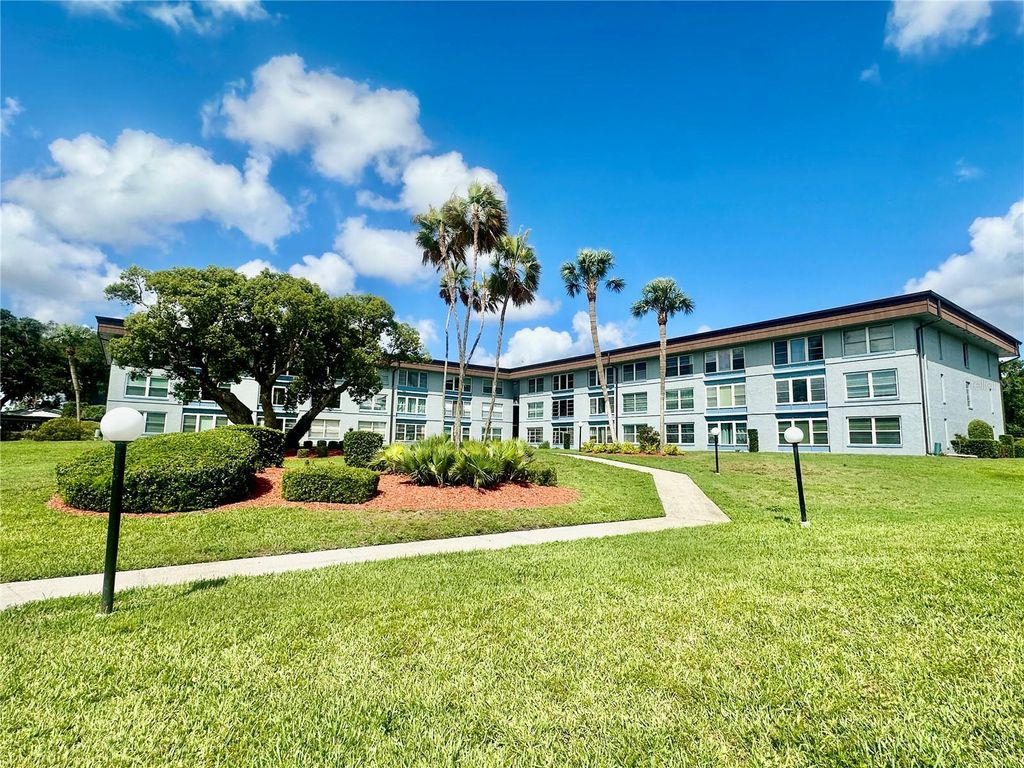 Photo of 333 Lake Howard Drive NW #304B, Winter Haven, FL 33880 (MLS # L4961973)
