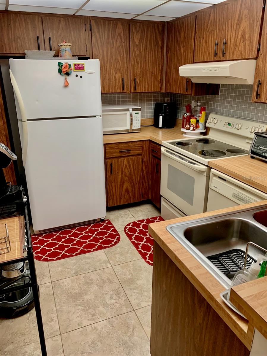 PROMENADES WEST - Residential Lease