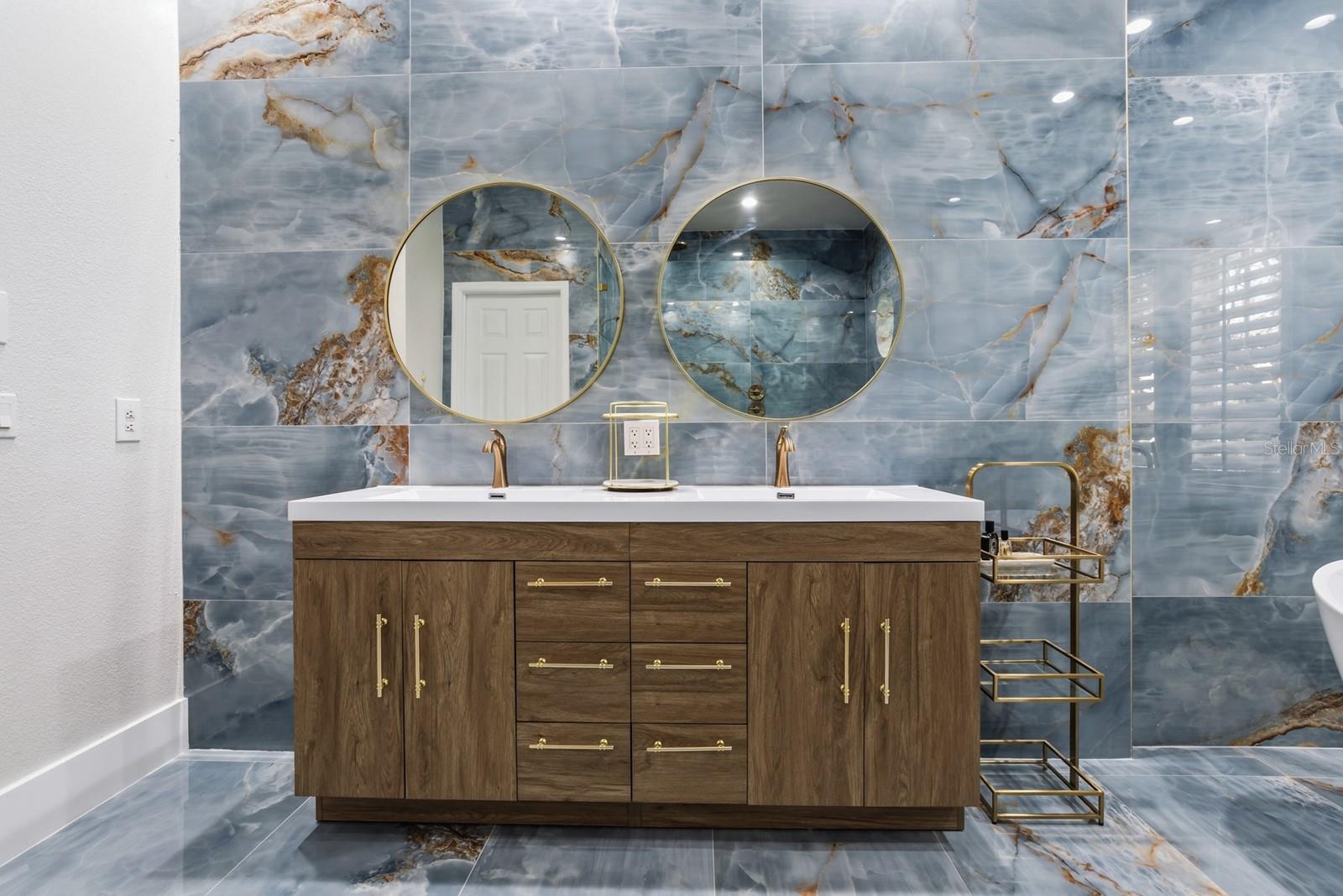 PALM LAKE - Residential