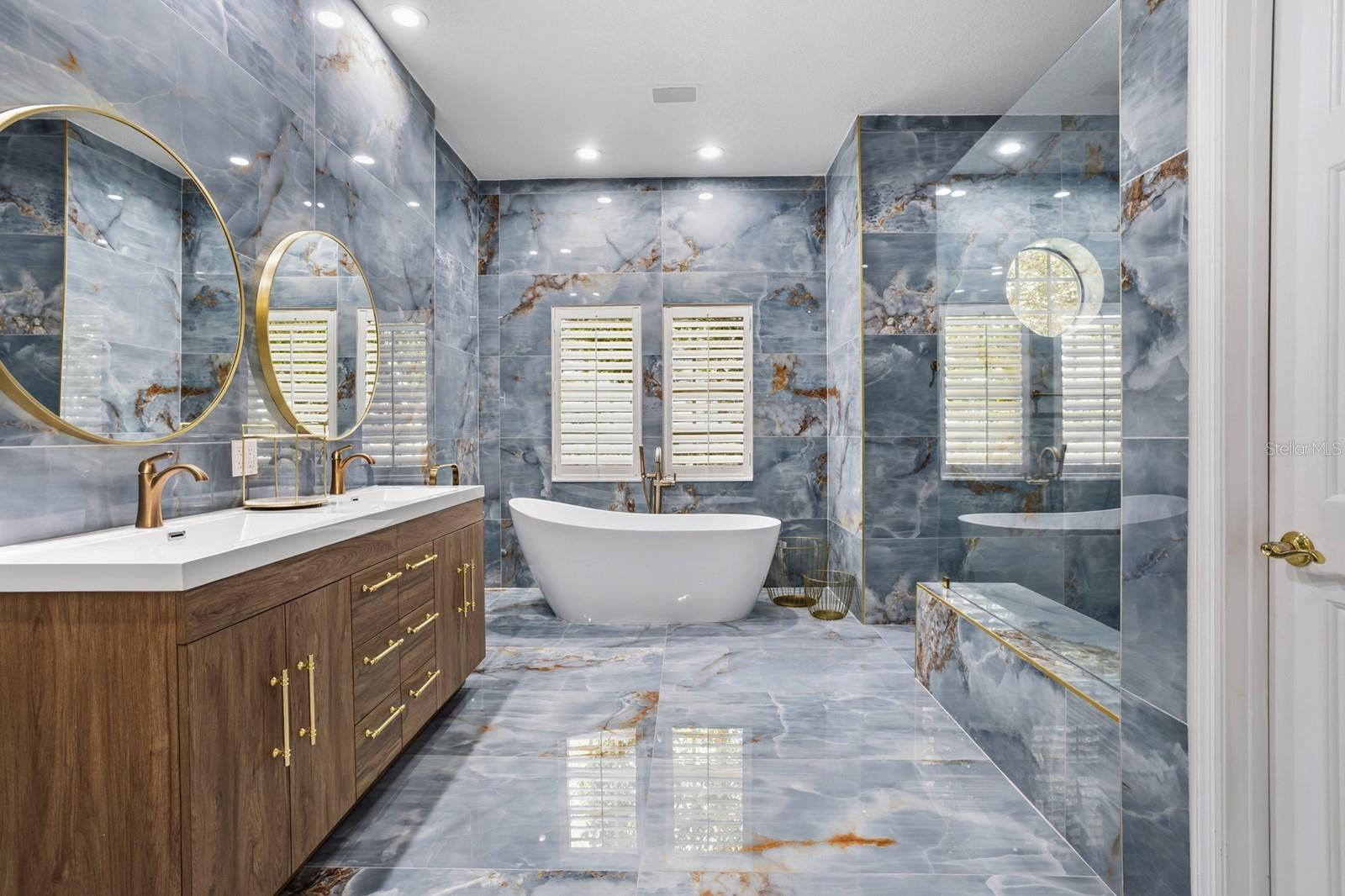 PALM LAKE - Residential