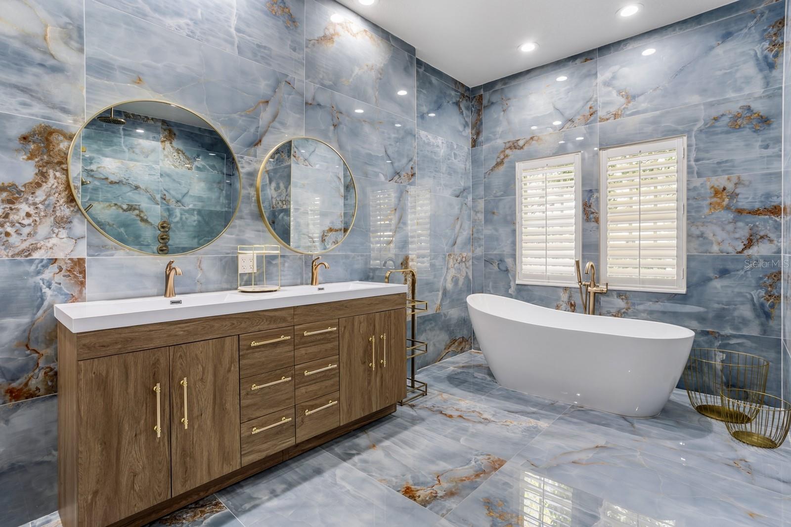 PALM LAKE - Residential