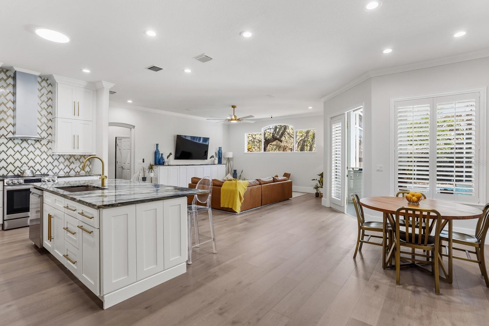 PALM LAKE - Residential