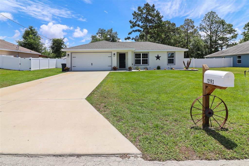 Photo of 12193 SE 87th Terrace, Belleview, FL 34420 (MLS # G5112666)
