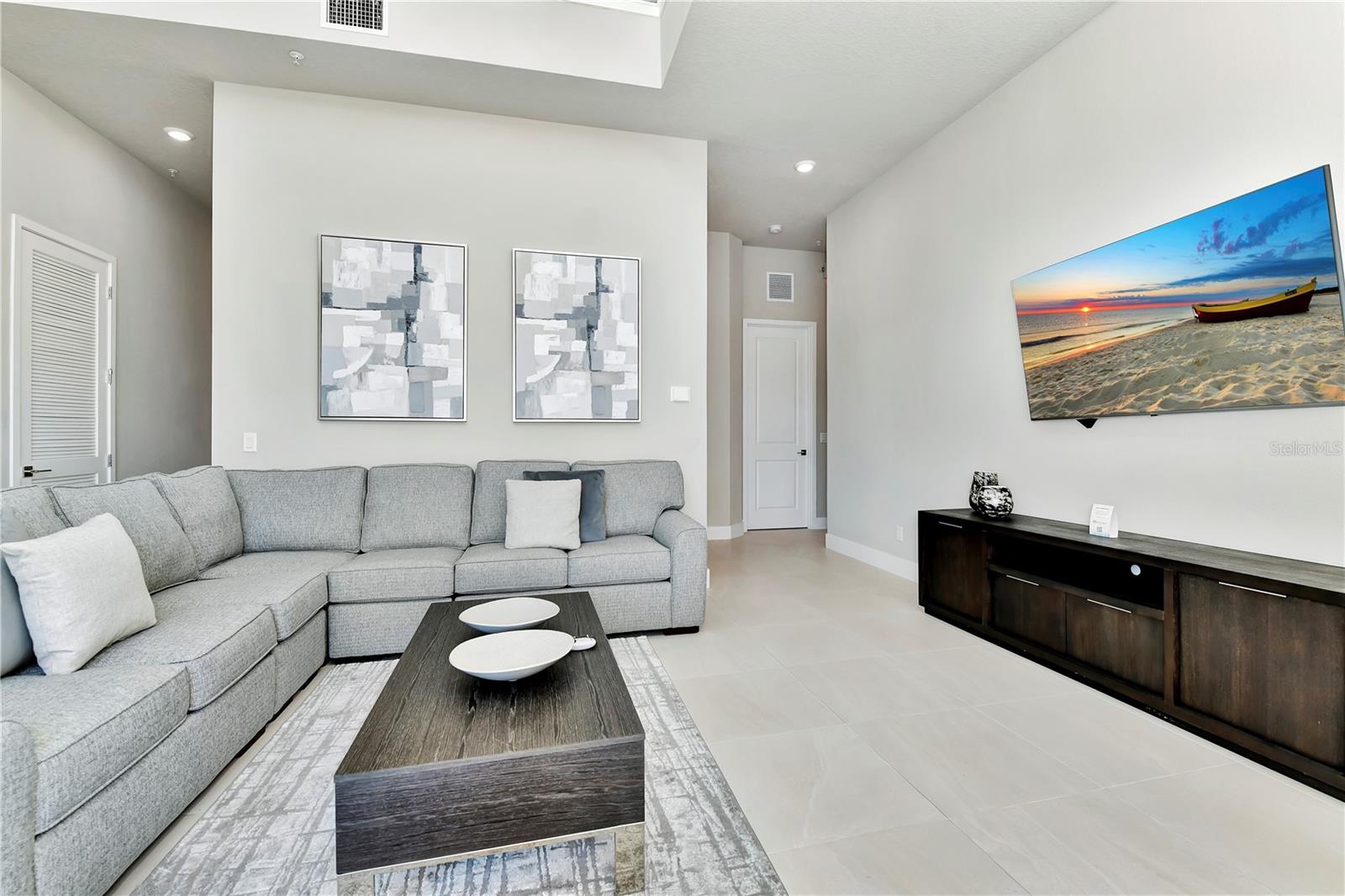 SPECTRUM AT REUNION CONDO PH 7A OR 6391/1578 UNIT - Residential Lease
