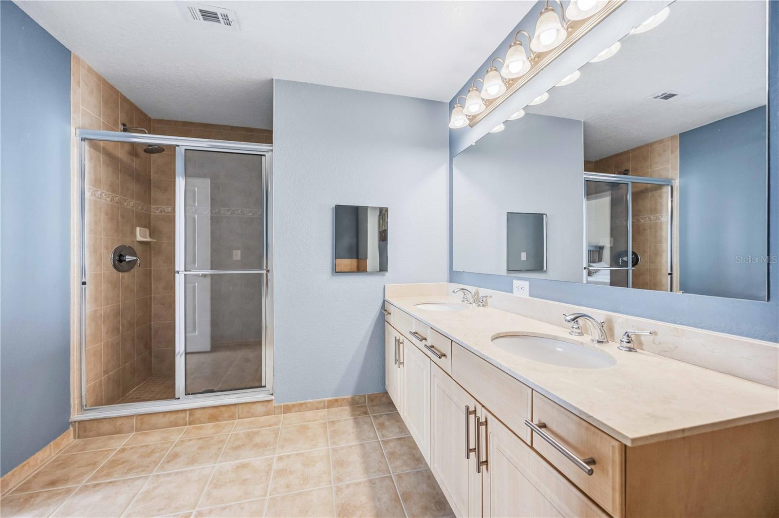 BROADWAY PROMENADE - Residential