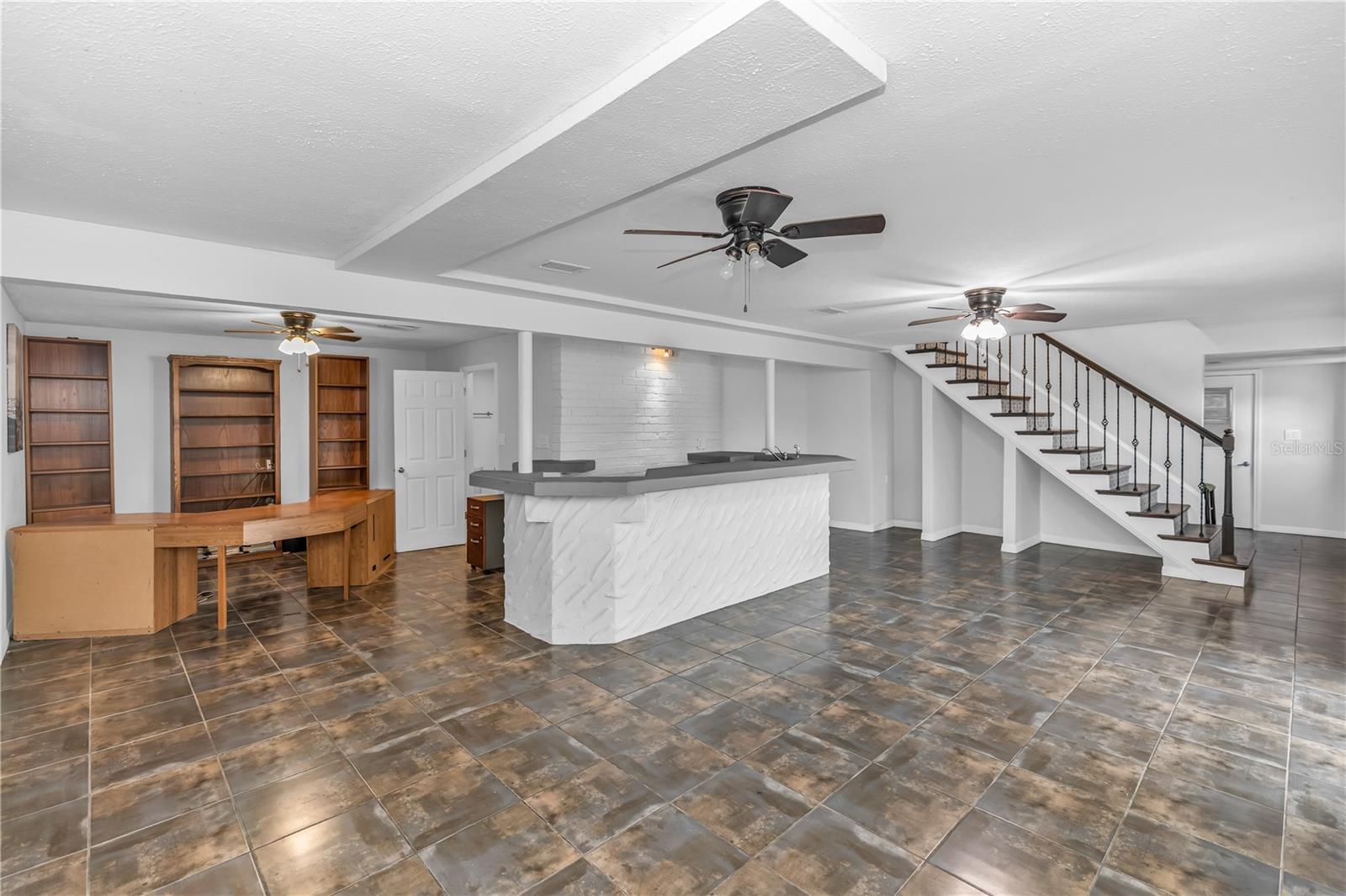 VILLAGE GREEN PH 01 - Residential Lease