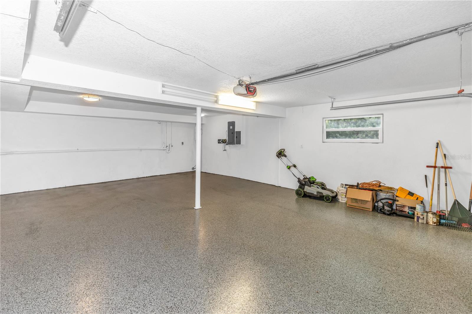 VILLAGE GREEN PH 01 - Residential Lease