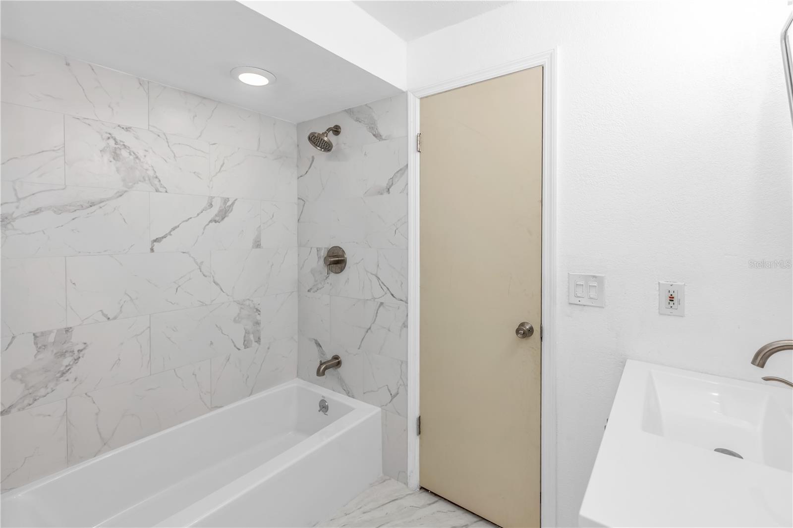 VILLAGE GREEN PH 01 - Residential Lease