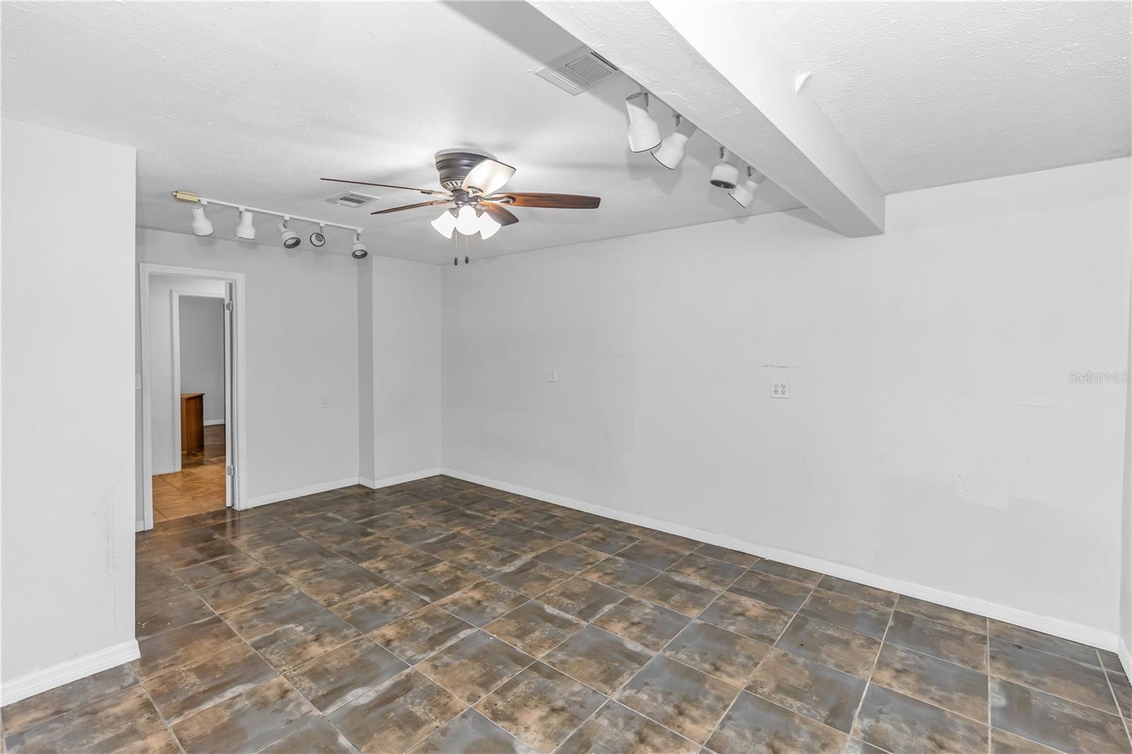 VILLAGE GREEN PH 01 - Residential Lease