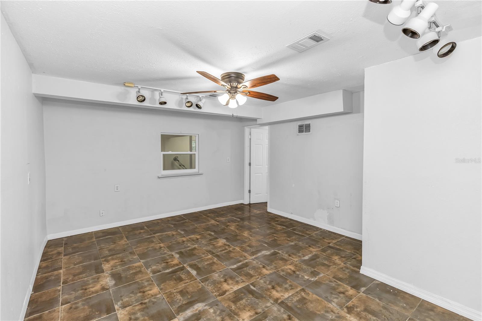 VILLAGE GREEN PH 01 - Residential Lease