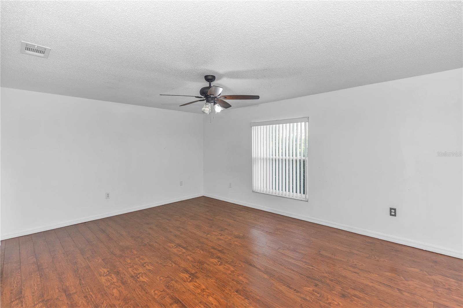 VILLAGE GREEN PH 01 - Residential Lease