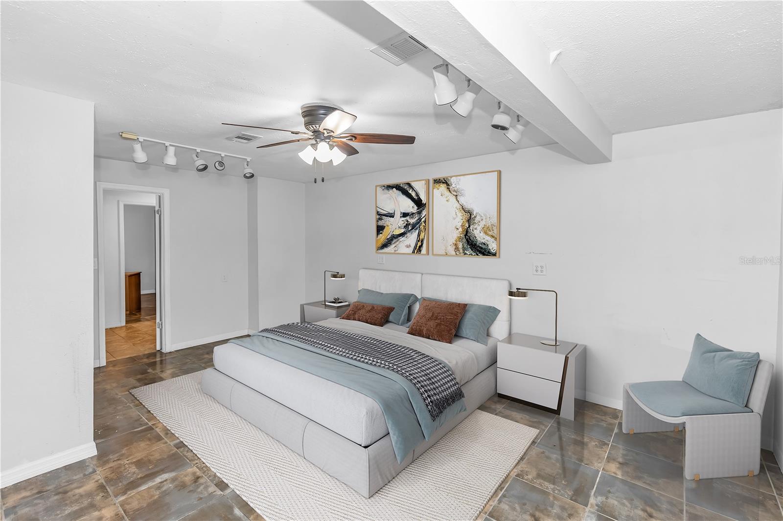 VILLAGE GREEN PH 01 - Residential Lease