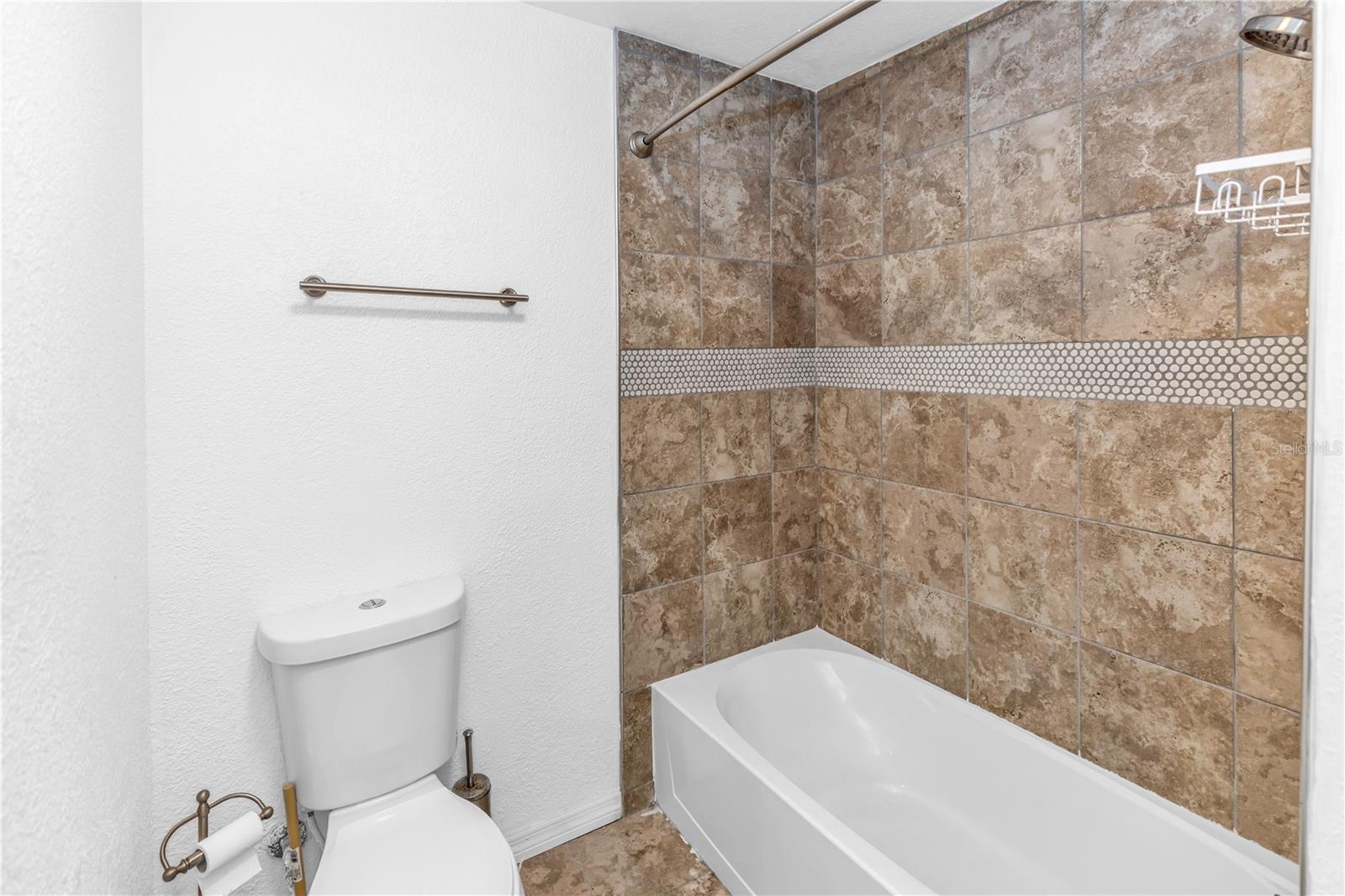 VILLAGE GREEN PH 01 - Residential Lease