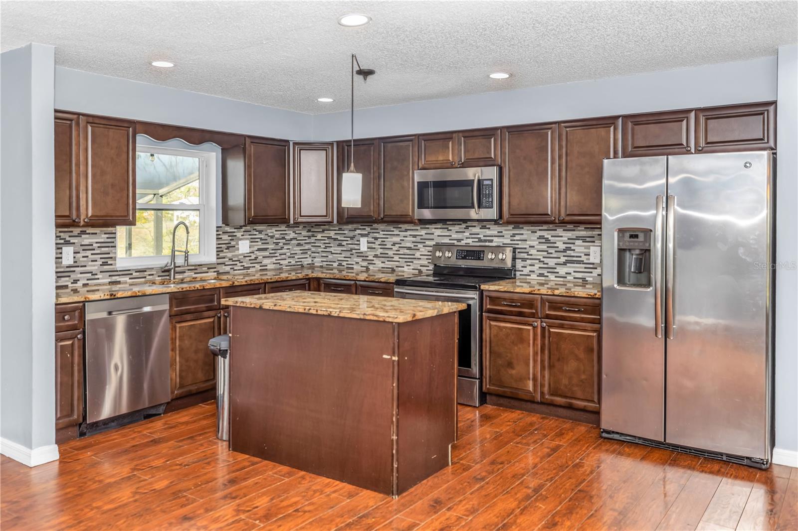 VILLAGE GREEN PH 01 - Residential Lease