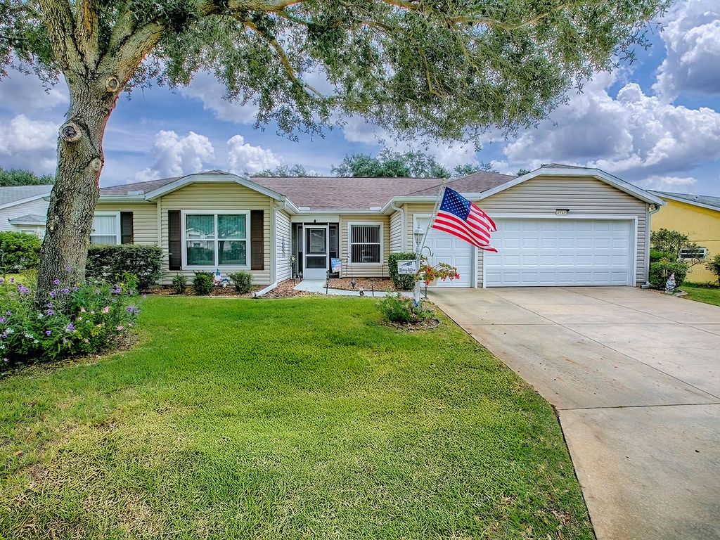 Photo of 4949 Sawgrass Lake Circle, Leesburg, FL 34748 (MLS # G5102655)