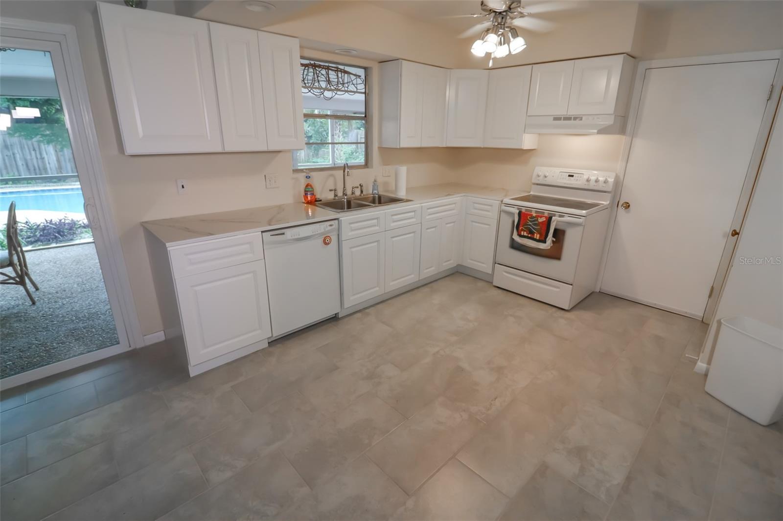 LAKESIDE ESTATES - Residential