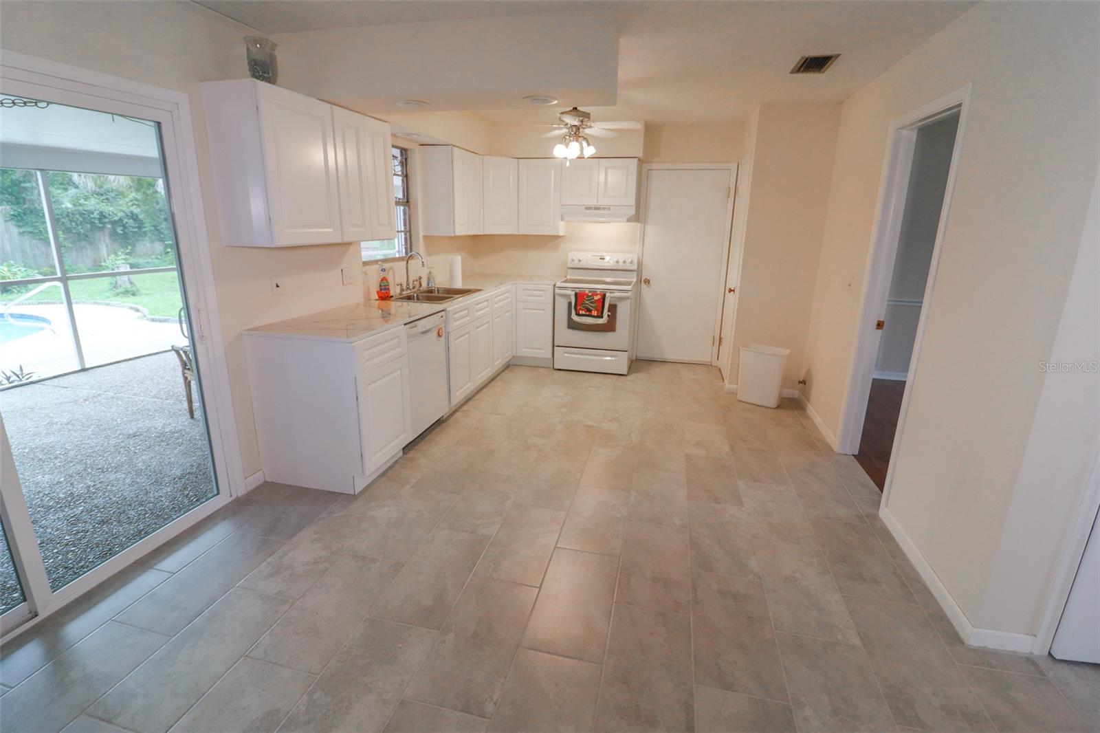 LAKESIDE ESTATES - Residential