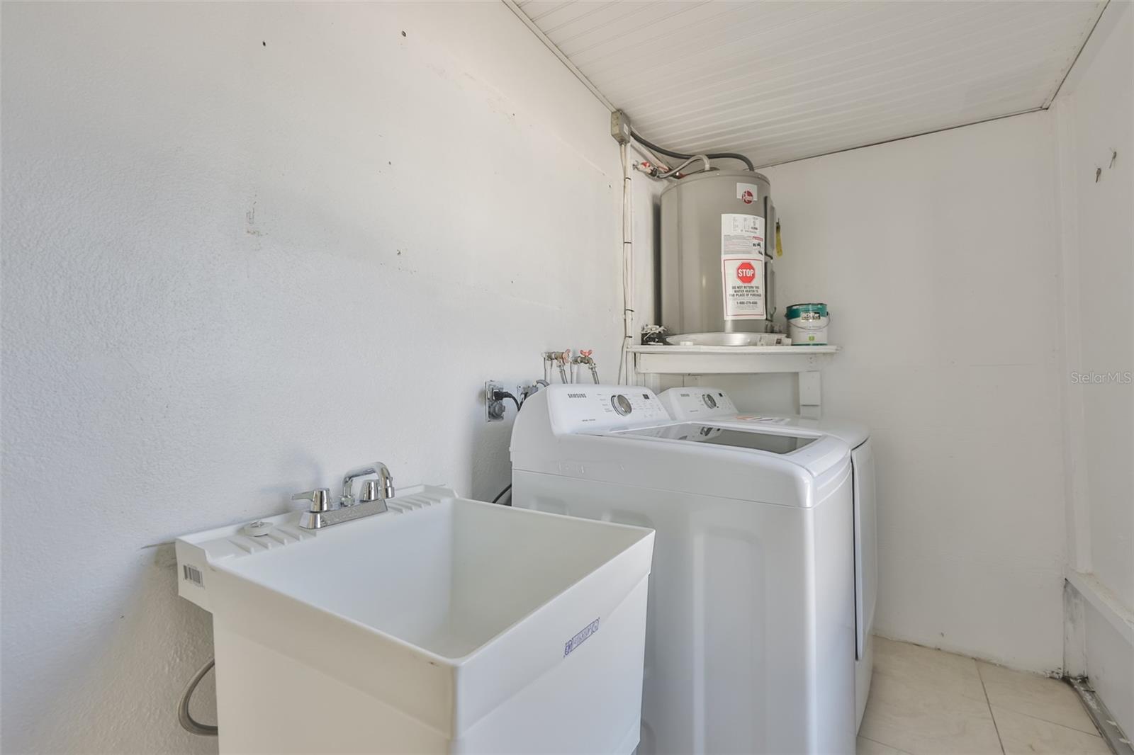 LAKE SHORE ESTATES - Residential Lease