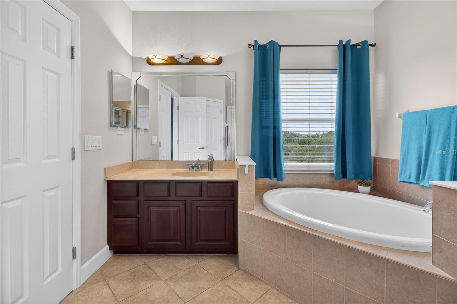 SEMINOLE ISLE TWNHMS - Residential