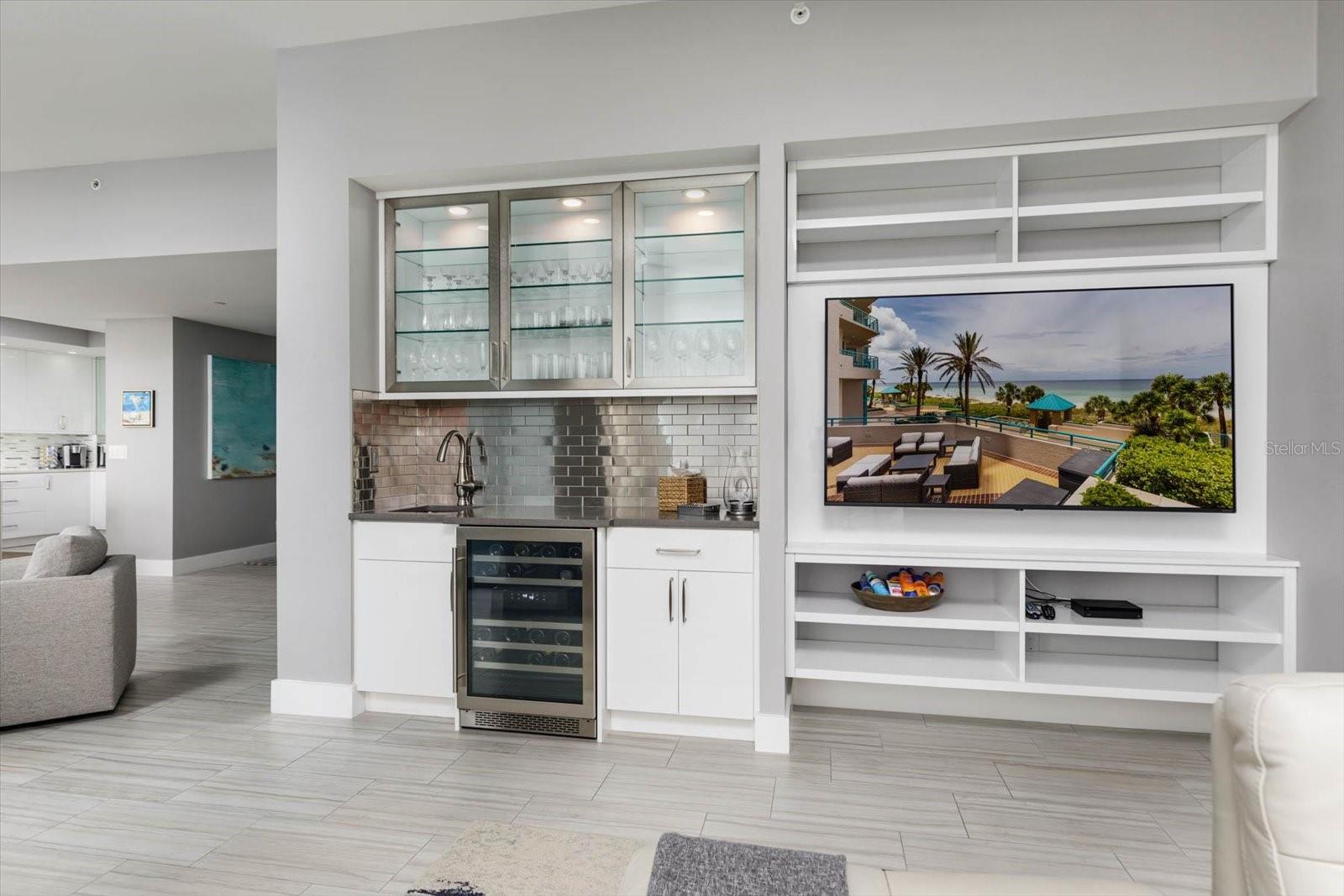 ULTIMAR THREE CONDO - Residential