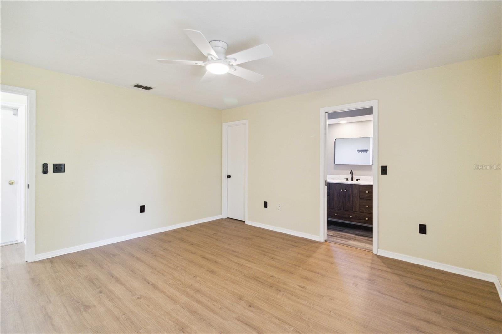 CENTRE LAKE - Residential Lease