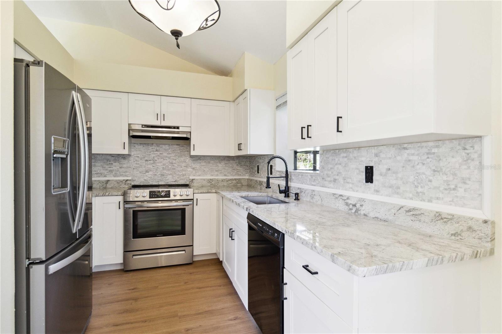 CENTRE LAKE - Residential Lease