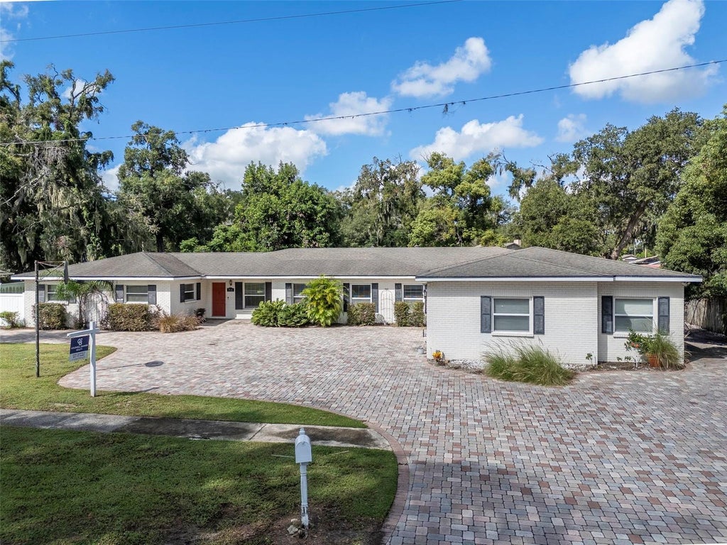 Photo of 712 S Oakwood Avenue, Brandon, FL 33511 (MLS # TB8508815)