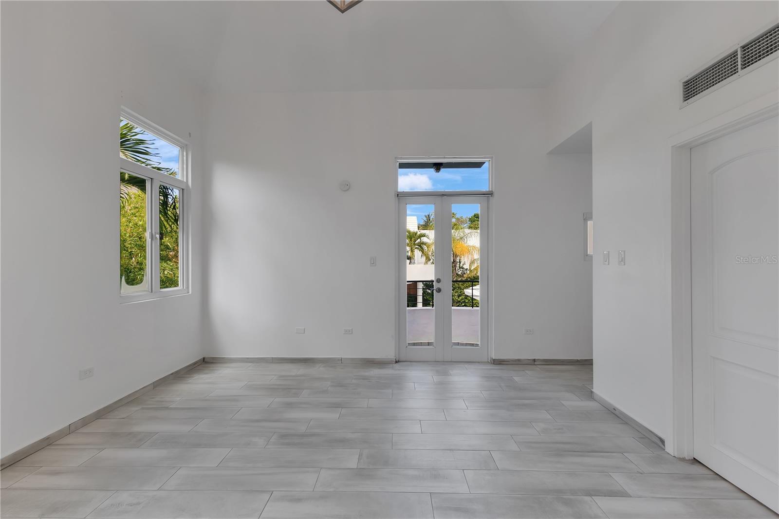 PASEO LAS PALMAS - Residential