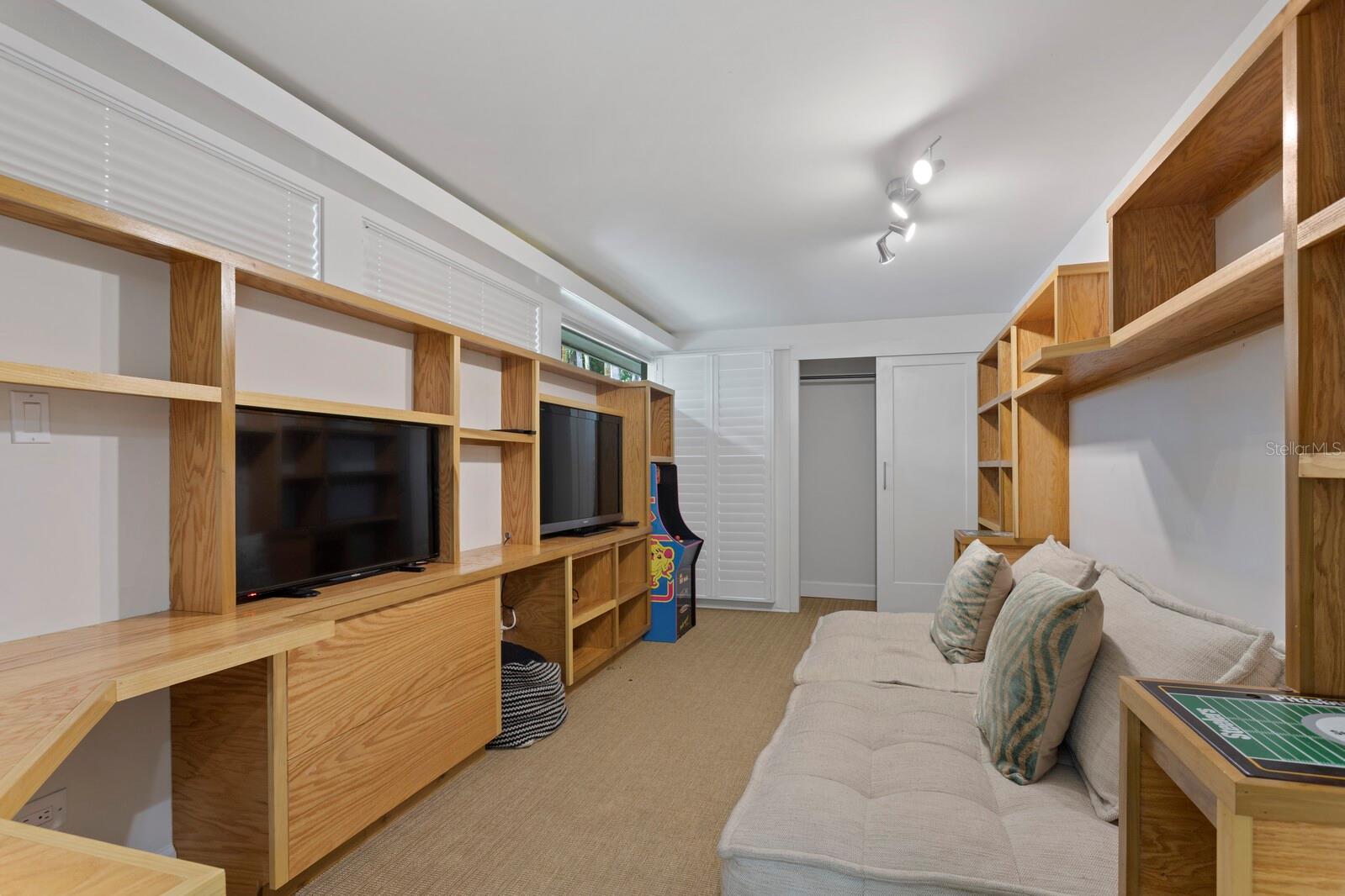 HIDDEN HARBOR - Residential