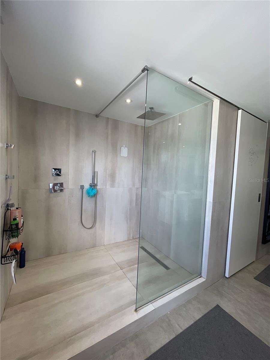 COND. METRO PLAZA TOWERS - Residential