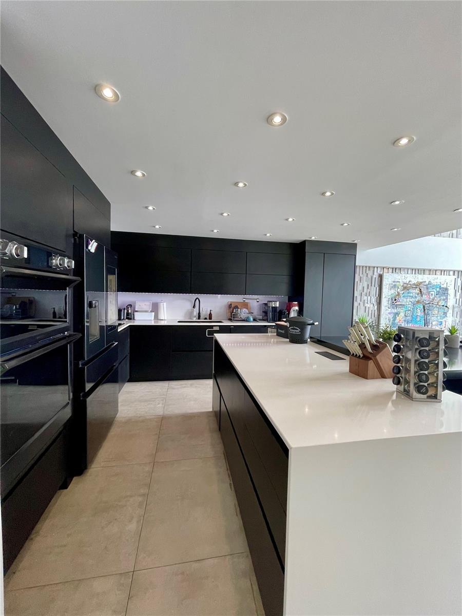 COND. METRO PLAZA TOWERS - Residential