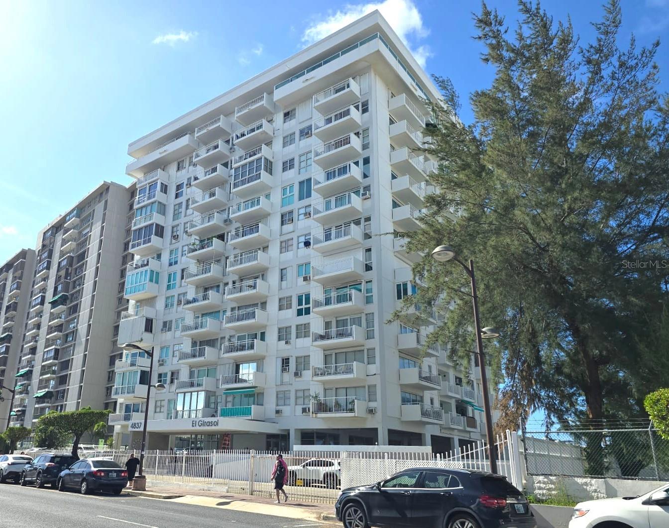 Beautiful beachfront apartment in El Girasol Condominium in Isla Verde, featuring one bedroom, one bathroom, and 728 square feet of fully furnished space ready to move in. This apartment offers stunning ocean views and includes underground parking exclusive to residents. The monthly rent is $2,400, making it ideal for those seeking a temporary stay in a paradise-like location. Enjoy the sea breeze, the comfort of living in a well-equipped condominium, and the proximity to restaurants, shops, and the airport. Don't miss the opportunity to live in this beautiful place—contact us today for more information or to schedule a visit.