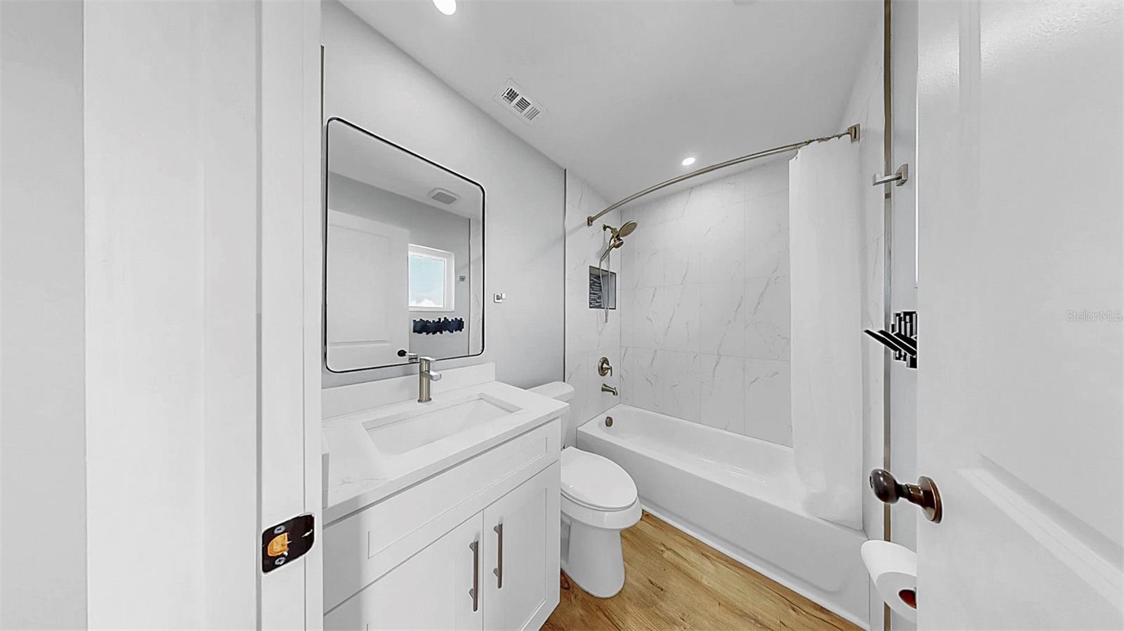YARDARM CONDO PH I - Residential Lease