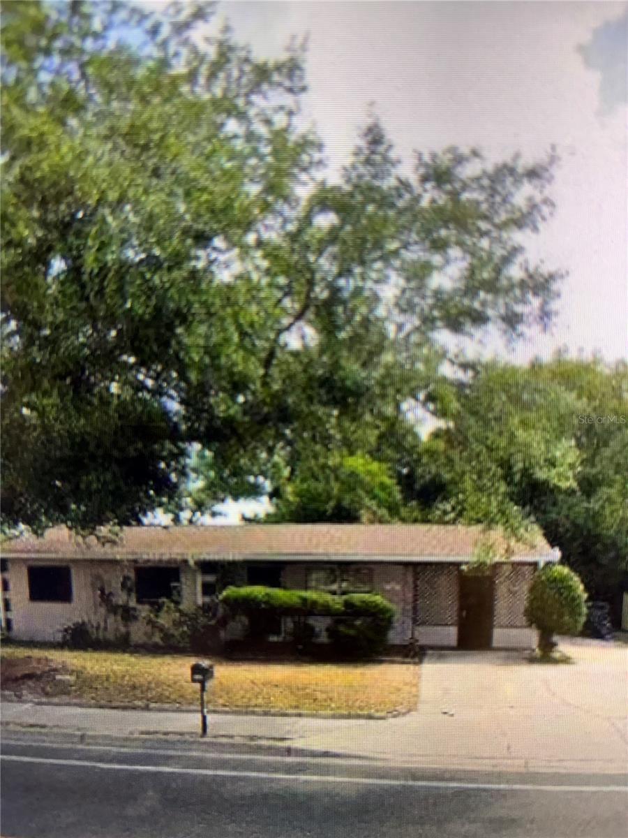 Welcome to this charming 3 bedroom, 1 bathroom home with a huge family room in one of Kissimmee's most central areas, connected and conveniently located just 10 minutes from freeways like the 417 and I-4, and with easy access to Disney World, Disney Springs, SeaWorld, Universal Studios, Orlando International Airport, and The Loop. This area is just minutes from hospitals, doctors' offices, churches, supermarkets, shopping centers, and schools at all levels: elementary, middle, and high school. It offers 1,509 square feet of living space. You can step outside to a cozy backyard with a lush avocado tree, which produces over 200 avocados each year. Perfect for entertaining, gardening, or relaxing in your own private space. Sold as-is, this home is ideal for buyers looking for their first home, their first investment, and convenience, all in one. It's very difficult to find a property below this price in this strategic location, and one from which you can get a lot of value.