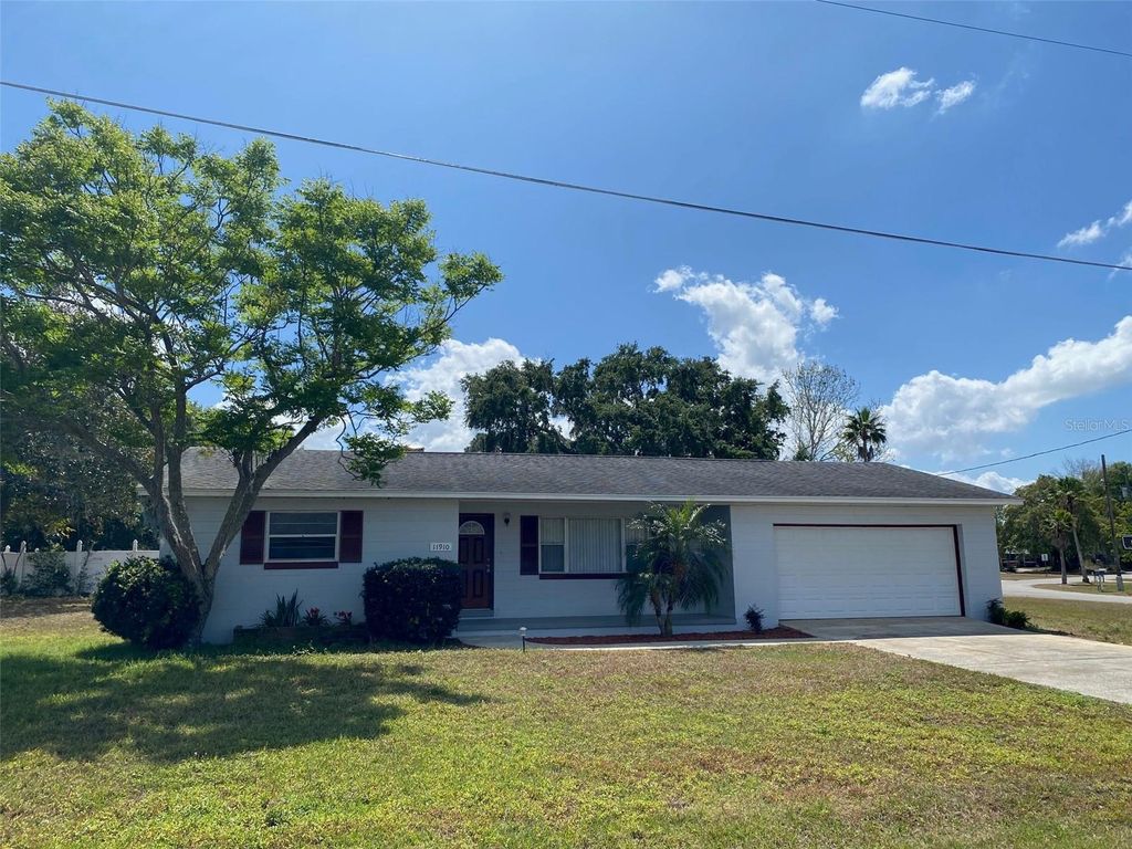 Photo of 11910 Sunset Drive, Tavares, FL 32778 (MLS # G5110324)