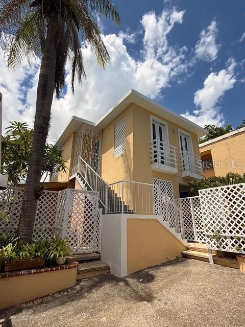 Exquisite furnished and equipped apartment on the second floor.
Garage with remote control for two cars, private entrance, open living, dining, and kitchen spaces, and a comfortable balcony.
Equipped with refrigerator, two-burner stove, ceiling fans, washer and dryer, split unit in the bedroom, and security doors and windows.
Water and electricity services are not included.
Credit, employment verification, public liability, and rental insurance are required.