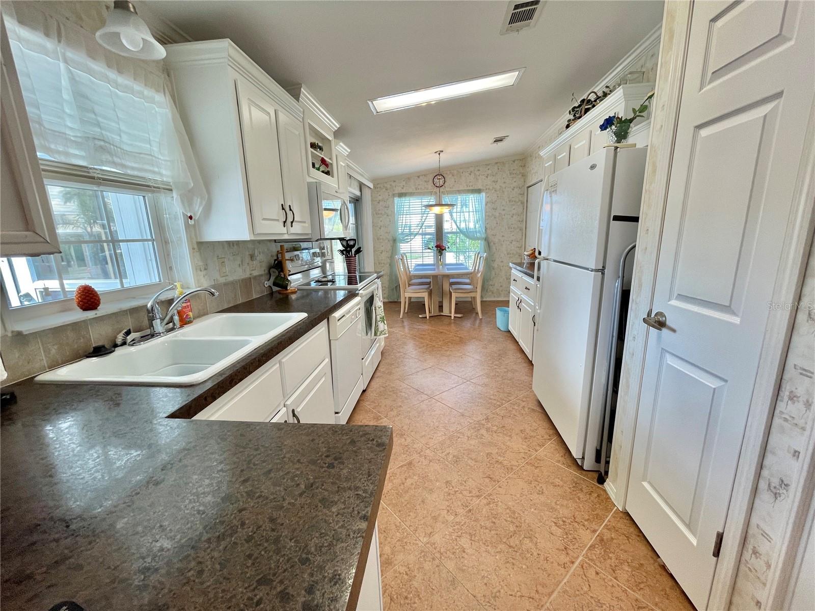 COUNTRY CLUB ESTATES - Residential