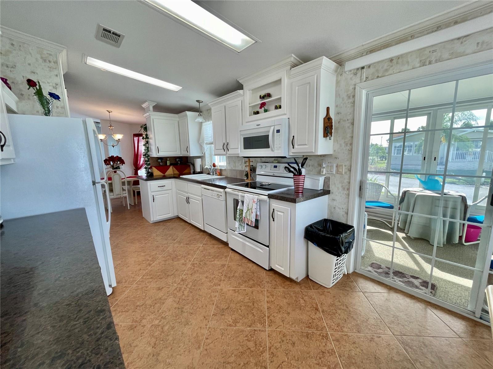COUNTRY CLUB ESTATES - Residential